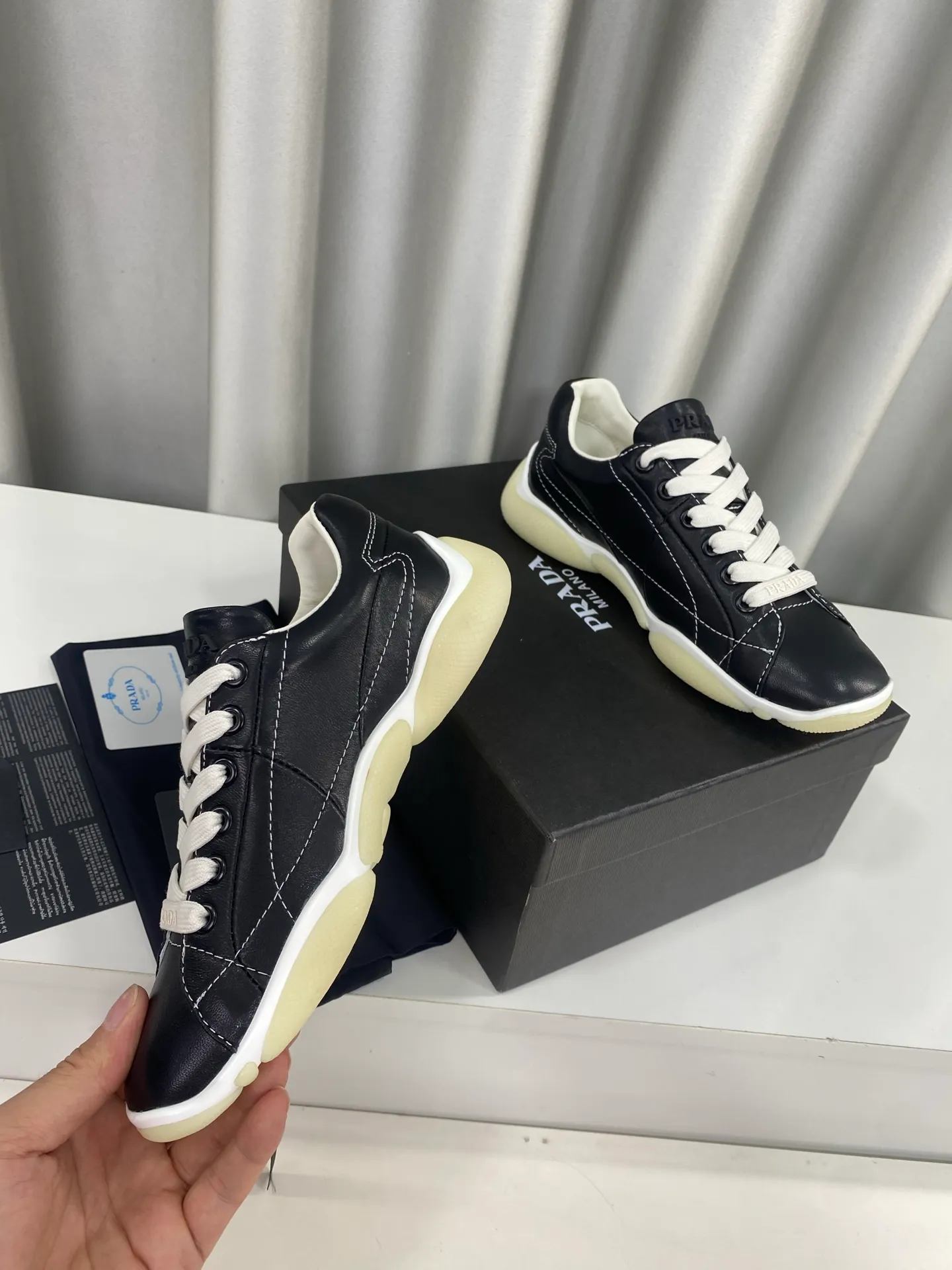 👟👟Ex-factory price 520👟👟 Prada 25ss spring and summer new moral training shoes casual shoes! Seikoly manufactured, even stitching, leather texture visible, multi-color stitching, fashionable and generous, soft, comfortable and breathable, decorated with PRADA letter logo on the outside It comes with a fabric lining, silver-plated logo cowhide foot pads, and P's exclusive rubber outsole. The details are meticulously crafted, making it a versatile item for travel! ▪Upper: Made of original imported cowhide ▪Inner foot pads: sheepskin ▪Sole: Original customized rubber outsole ▪Size: 35-40 (40 orders are not returnable)